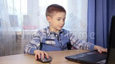 孩子<strong>玩电脑</strong>游戏，一个小男孩